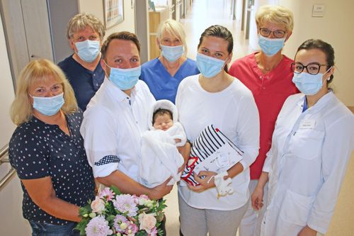 Das Team der Geburtshilfe begrüßte die kleine Liv-Janne aus Esens als 500. Baby im Jahr 2020 im Klinikum Wilhelmshaven
